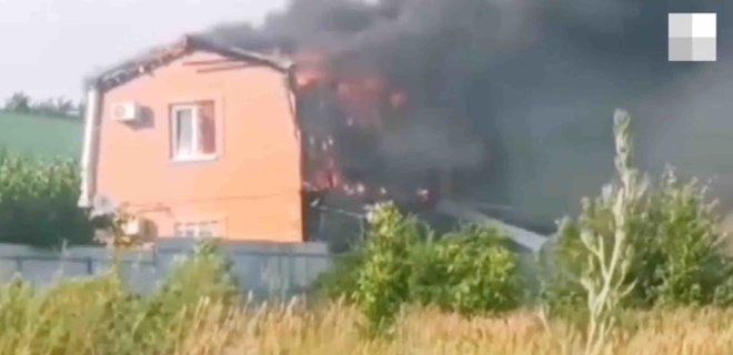 В Таганроге на частный дом упал российский беспилотник. Дом сгорел – фото, видео - Фото