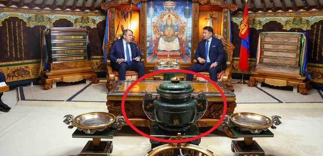 МИД РФ показал фото Лаврова и президента Монголии. На переднем плане – свастика - Фото