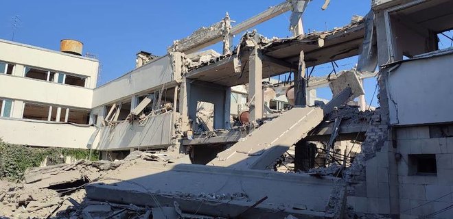 В Харькове россияне уничтожили здание вуза ракетным ударом — фото - Фото