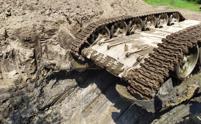 Под Черниговом из реки достали два российских танка с телами оккупантов – фото