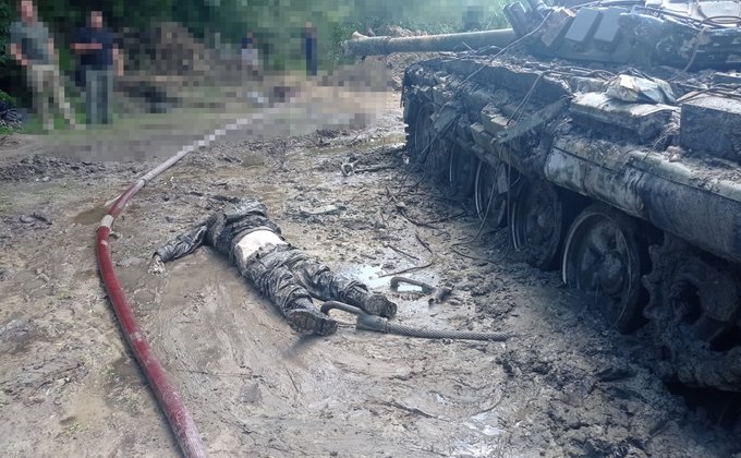 Под Черниговом из реки достали два российских танка с телами оккупантов – фото