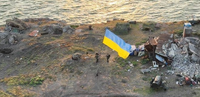 ВСУ установили флаг Украины на освобожденном острове Змеиный — фото, видео - Фото