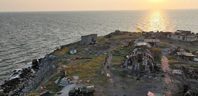 Российские самолеты атаковали украинский остров в Черном море - Фото