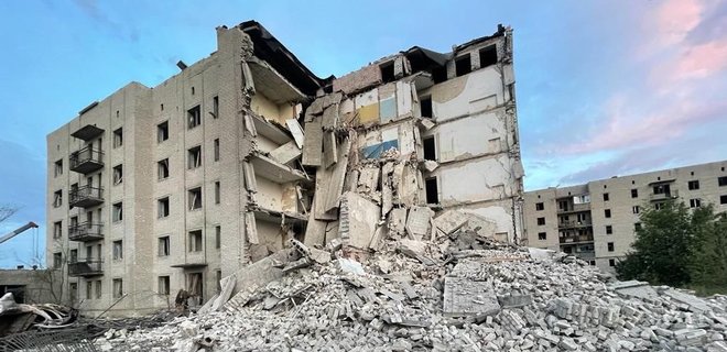 Россияне разрушили пятиэтажку в Часовом Яре. Есть погибшие, десятки под завалами — фото - Фото