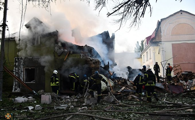 Массированный удар по Николаеву. Россия попала ракетой по больницам и жилым домам – фото