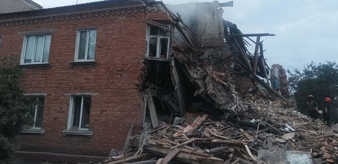 Ночной ракетный удар РФ по Чугуеву: разрушены жилые дома, работают спасатели – видео - Фото
