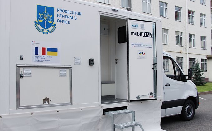 Идентификация жертв войны. Франция передала Украине мобильную лабораторию ДНК: фото