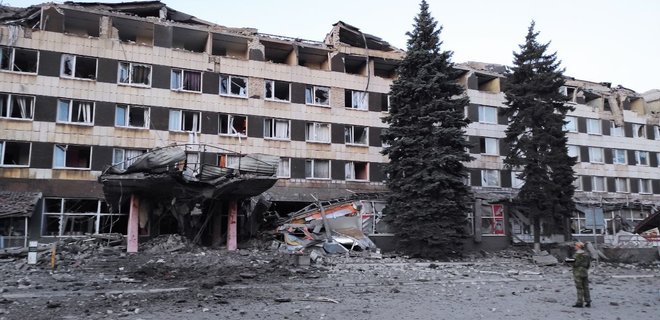 В оккупированном Красном Луче разрушен отель. Предварительно – там находился штаб россиян - Фото