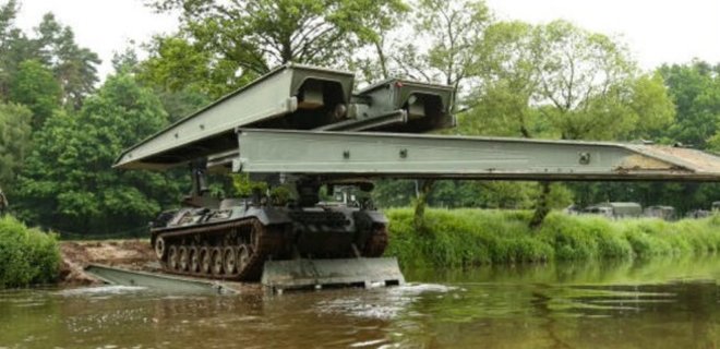 Німеччина заявила, що передасть Україні 16 танкових мостоукладачів - Фото