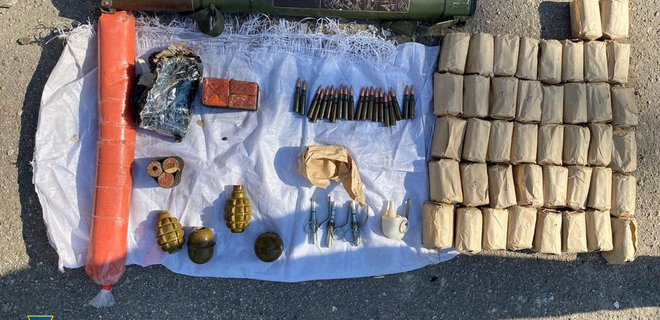 СБУ затримала підозрюваного у торгівлі зброєю та знайшла схованку у Запорізькій області – фото - Фото