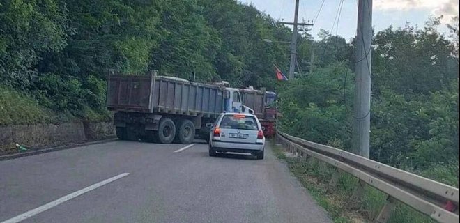 Загострення в Косово: серби почали блокувати дороги, було чутно сирени і стрілянину - Фото