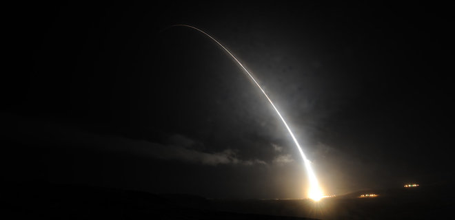 США отложили испытание баллистической ракеты, чтобы избежать эскалации с Китаем – WSJ - Фото