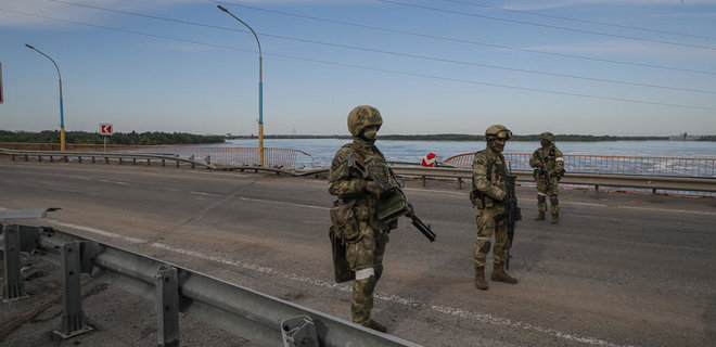 ВСУ ударили по мосту в районе Каховской ГЭС. Теперь армия России не может его использовать - Фото