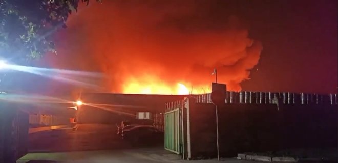 У тимчасово окупованому Донецьку палає пивзавод: відео - Фото