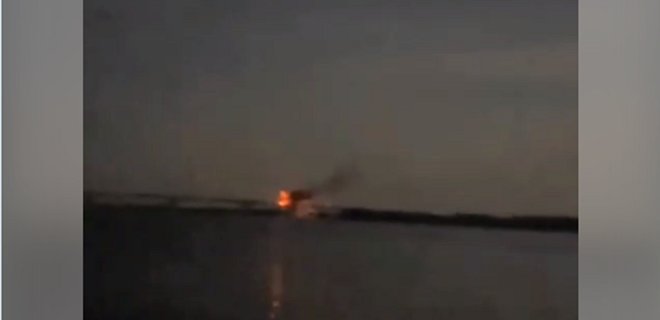 В сети появилось видео ночных ударов ракетами по Антоновскому мосту - Фото