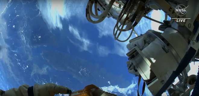 Вихід російського космонавта у відкритий космос було перервано через проблеми зі скафандром - Фото
