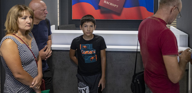 Окупанти нав'язують українським дітям паспорти РФ та погрожують їхнім батькам – ГУР та МЗС - Фото
