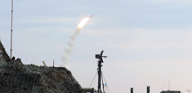 Киев выдержал одну из крупнейших атак. Сбили 37 ракет из более 40 — военная администрация - Фото