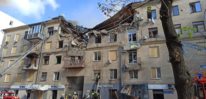 Росія вранці знову вдарила по Харкову: у центрі пошкоджено житловий будинок та адмінбудівлю – фото - Фото