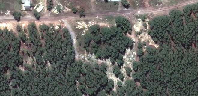 Как выглядело место массового захоронения под Изюмом в марте и августе: спутниковые снимки - Фото