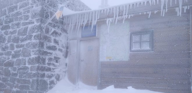 На популярной в Карпатах горе идет снег, склоны обледенели: фото зимней погоды - Фото