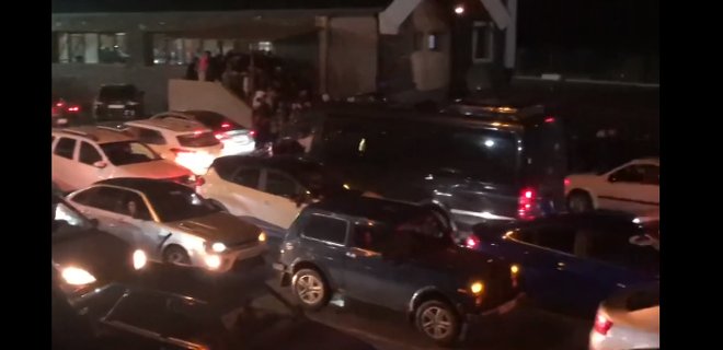 Мобилизация. Россияне пытаются выехать из страны: на границе с Грузией пробка – видео - Фото