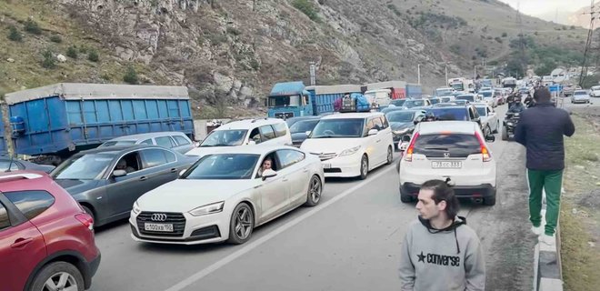 Россиянам вручают повестки прямо на границе с Грузией - Фото
