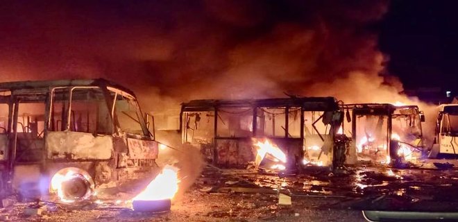Россия атаковала ракетами Днепр, сгорели 100 автобусов. В Запорожье и Одессе работает ПВО - Фото