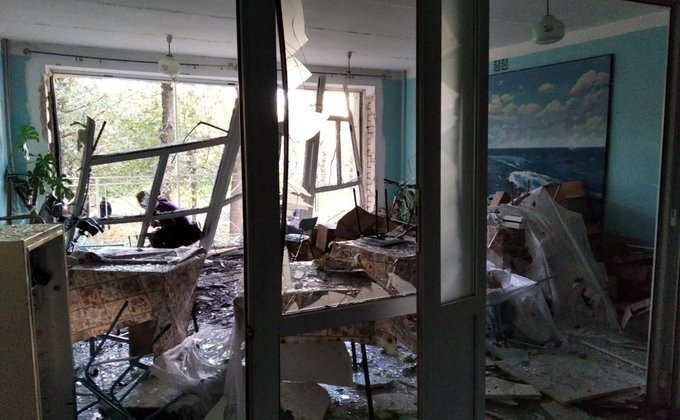 Россияне ударили по больнице в Купянске. Погиб врач, здание почти разрушено – фото