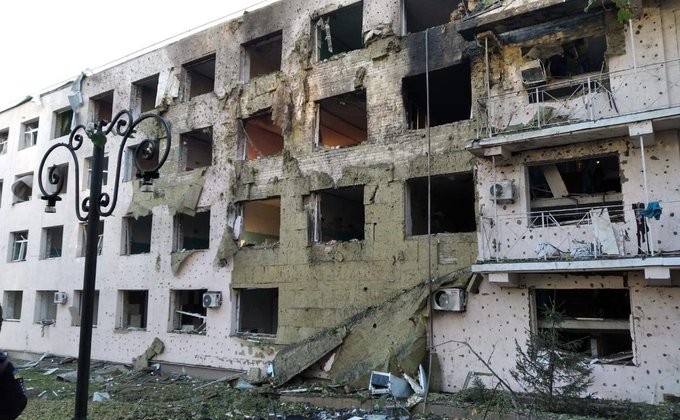 Россияне ударили по больнице в Купянске. Погиб врач, здание почти разрушено – фото
