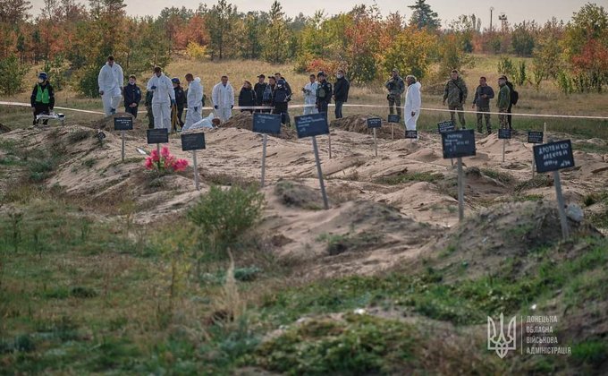 У звільненому Лимані виявили 200 могил і братське поховання – фото