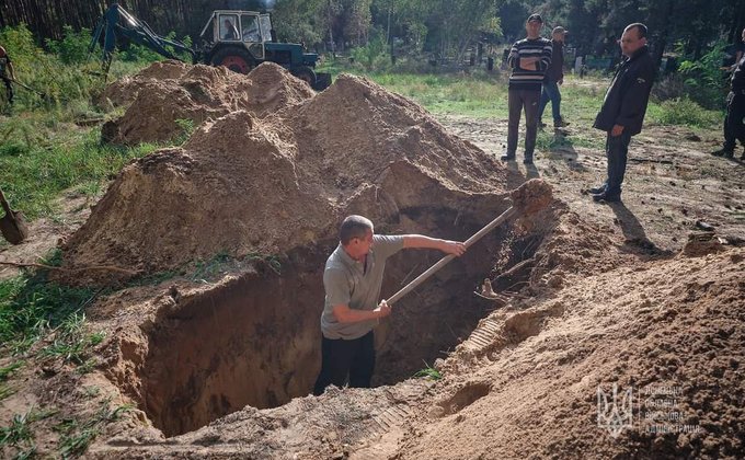 В освобожденном Лимане обнаружили 200 могил и братское захоронение – фото