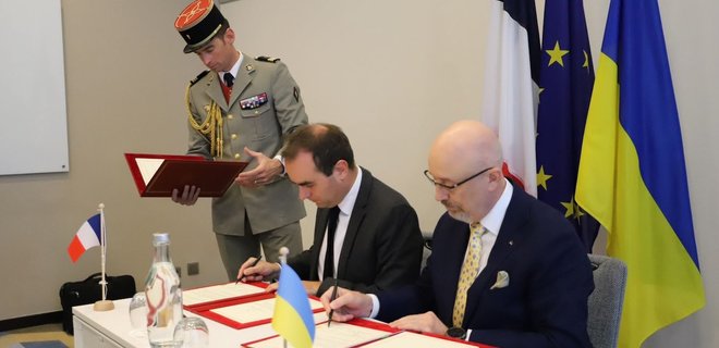 Резников подписал с Францией соглашение о грантах на поставки оружия в Украину - Фото