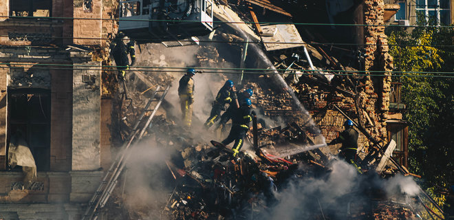 В центре Киева прогремели взрывы: Россия ударила дронами-камикадзе, есть попадание по дому - Фото