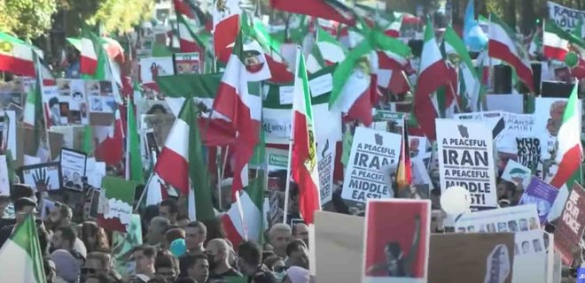 В Берлине десятки тысяч человек вышли на демонстрацию против иранского режима: видео - Фото