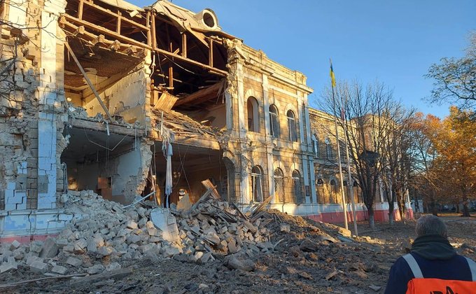 Росія вночі вдарила ракетами по Миколаєву: зруйновано будинки та навчальні заклади – фото