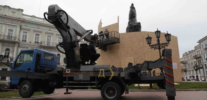 В Одессе памятник Екатерине II спрятали за 7-метровым забором: фото, видео - Фото
