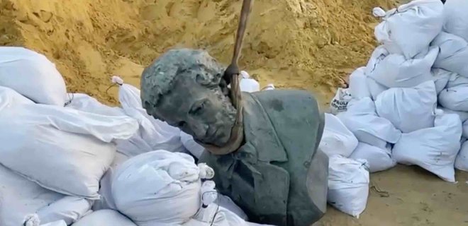 Пушкін у зашморгу. У Харкові знесли погруддя російського поета – відео - Фото