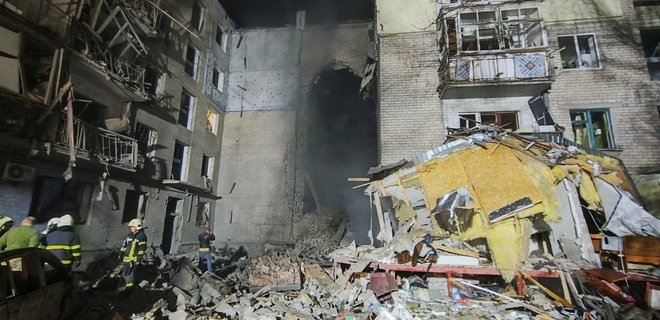 Россия ударила ракетами по жилому району Николаева: разрушена 5-этажка, есть погибшие - Фото