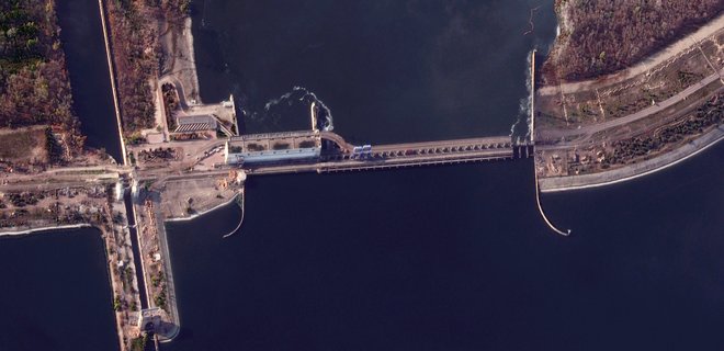 Окупанти підірвали кілька прольотів мосту до греблі Каховської ГЕС – супутникові знімки - Фото