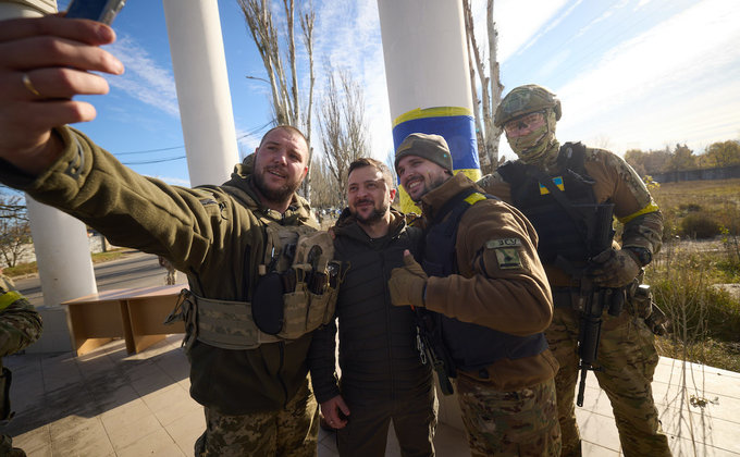 "Херсон — это Украина". Зеленский показал свой визит в освобожденный город — фоторепортаж