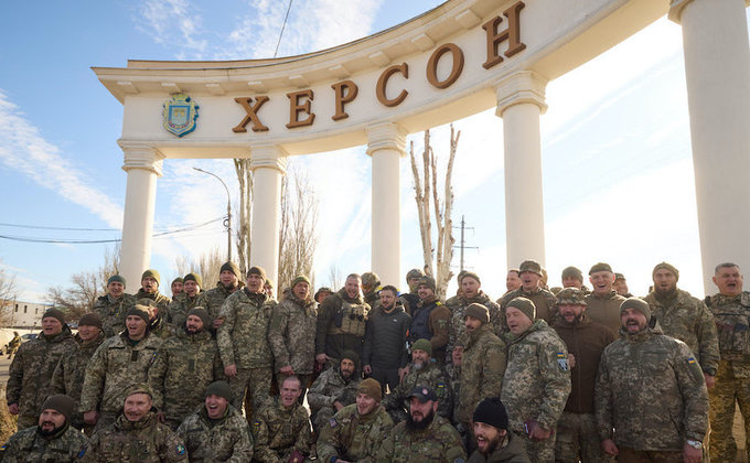 "Херсон — это Украина". Зеленский показал свой визит в освобожденный город — фоторепортаж