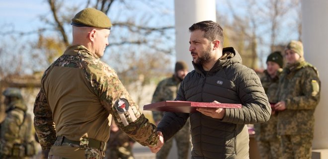 Зеленский присвоил звание Героя Украины разведчику, поднявшему флаг в Снегиревке - Фото