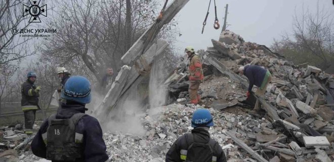 Ракетный обстрел. Из-под завалов жилого дома на Запорожье изъяли шесть тел - Фото