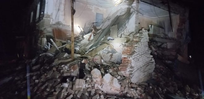 У Харківській області ракета росіян влучила у багатоквартирний будинок, загинула людина – ОВА - Фото