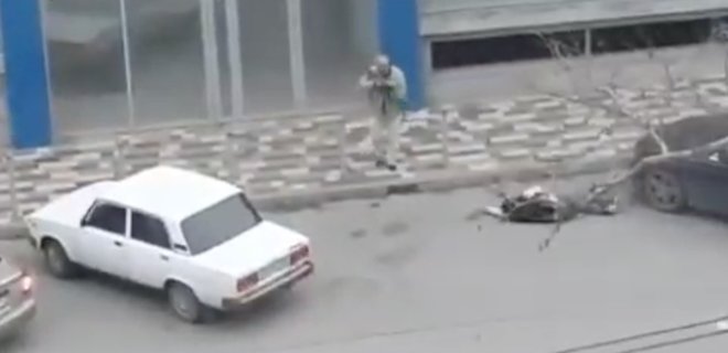 У Росії невідомий розстріляв людей на вулиці, загинули четверо: відео - Фото