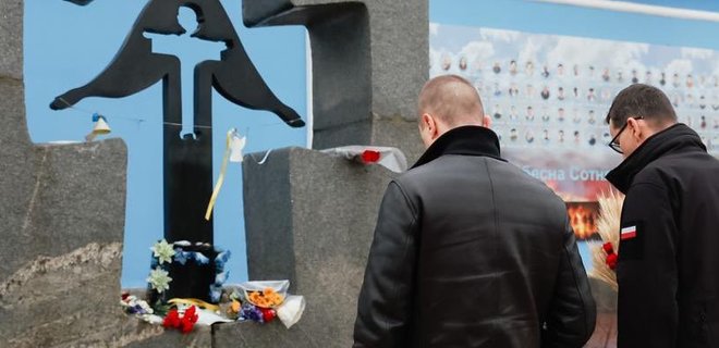Премьер Польши Моравецкий прибыл в Киев и почтил память жертв Голодомора — фото - Фото