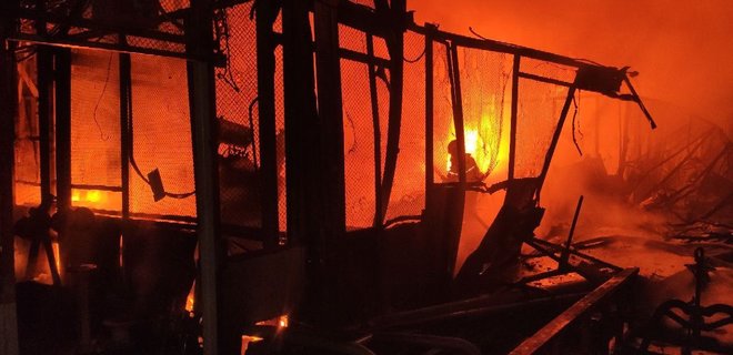 Россия ночью атаковала Запорожье: горело инфраструктурное здание – фото - Фото
