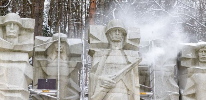 В Вильнюсе сносят памятники СССР. Пророссийские активисты угрожают нападением РФ на Литву - Фото