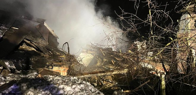 Росіяни вдарили по приватному будинку на Харківщині, є постраждалі – фото - Фото